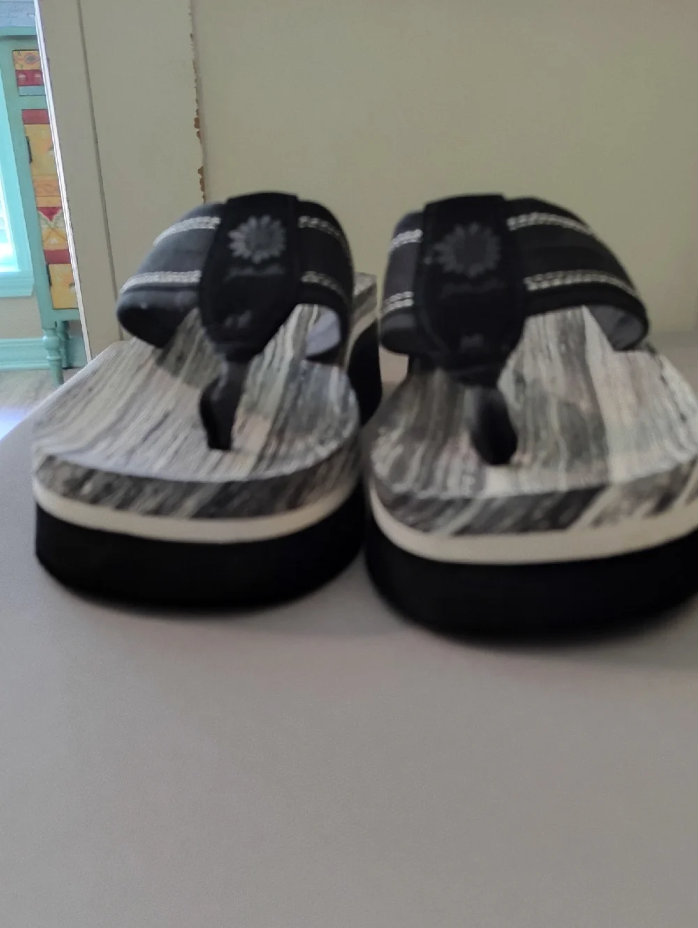 EUC Yellow Box Flip Flops - Picture 4 of 6